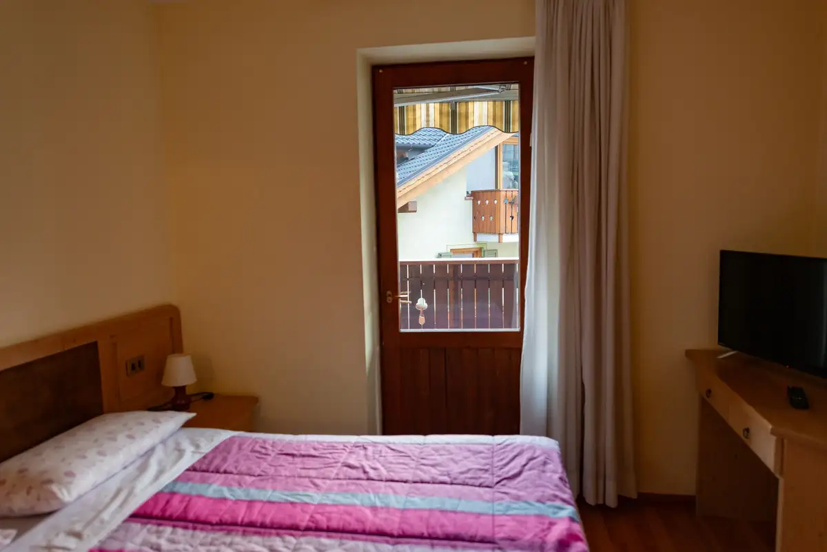 Camera con letto matrimoniale e portafinestra sul balcone