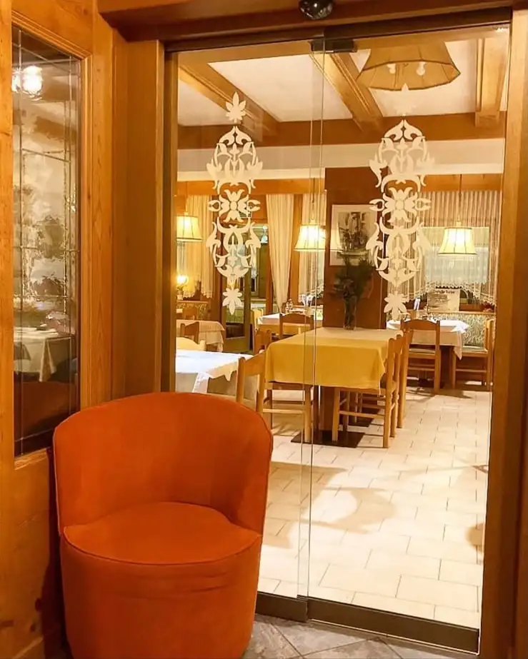 La poltrona all’ingresso della sala da pranzo e le porte decorate
