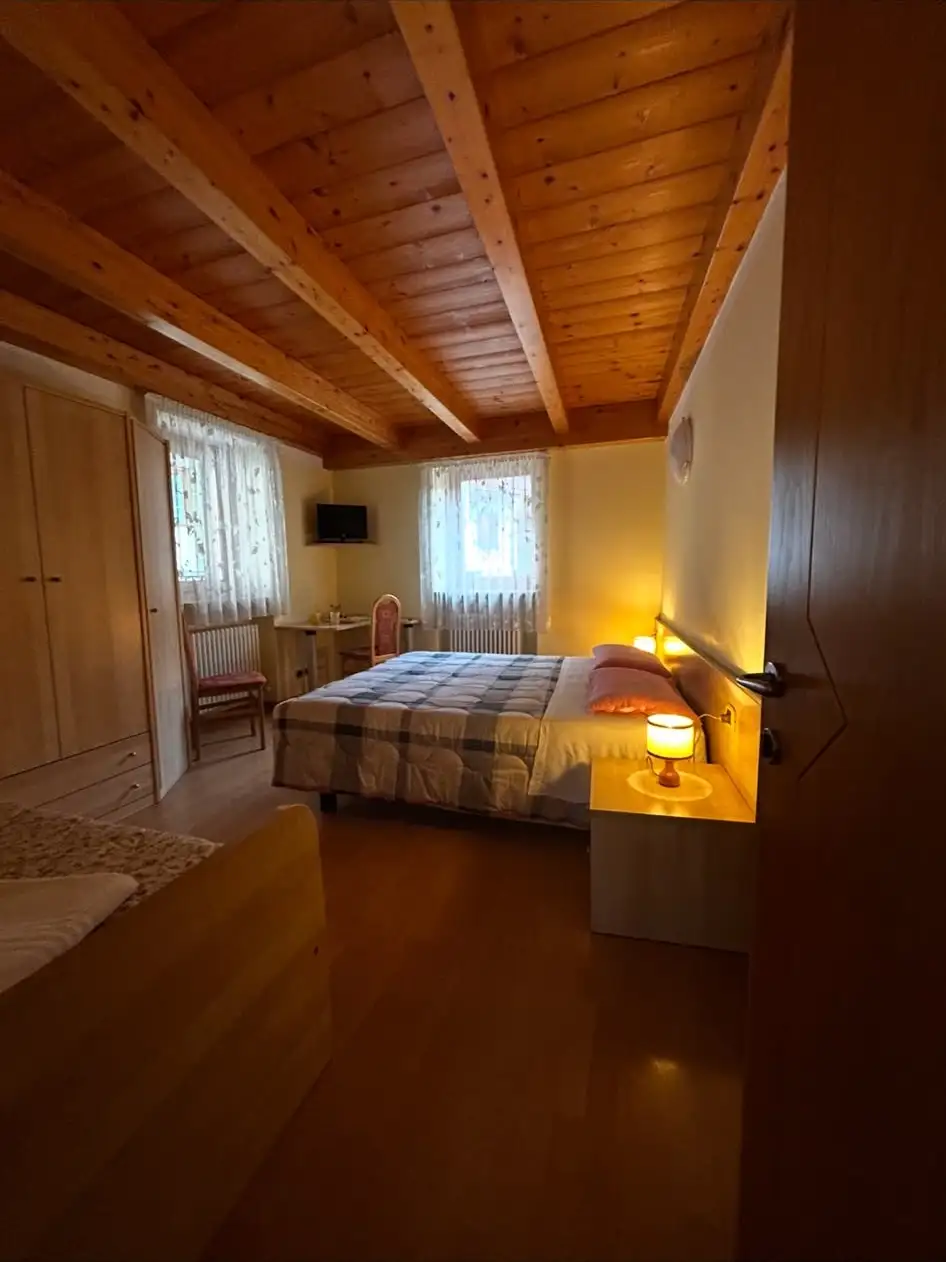 La camera tripla mansardata con letto matrimoniale e letto singolo