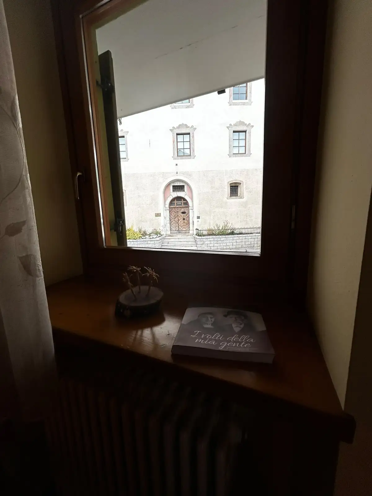La finestra della mansarda in dependance affacciata sull’edificio di fronte