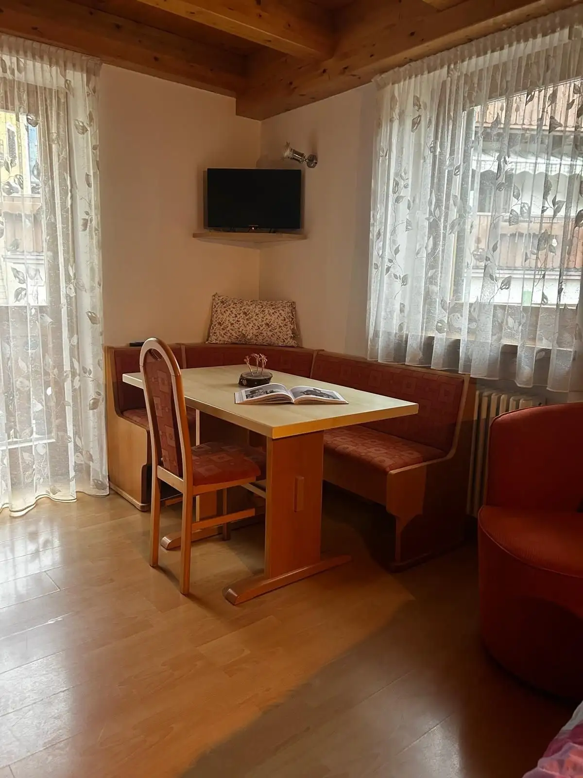 La zona pranzo accanto alla finestra nella dependance