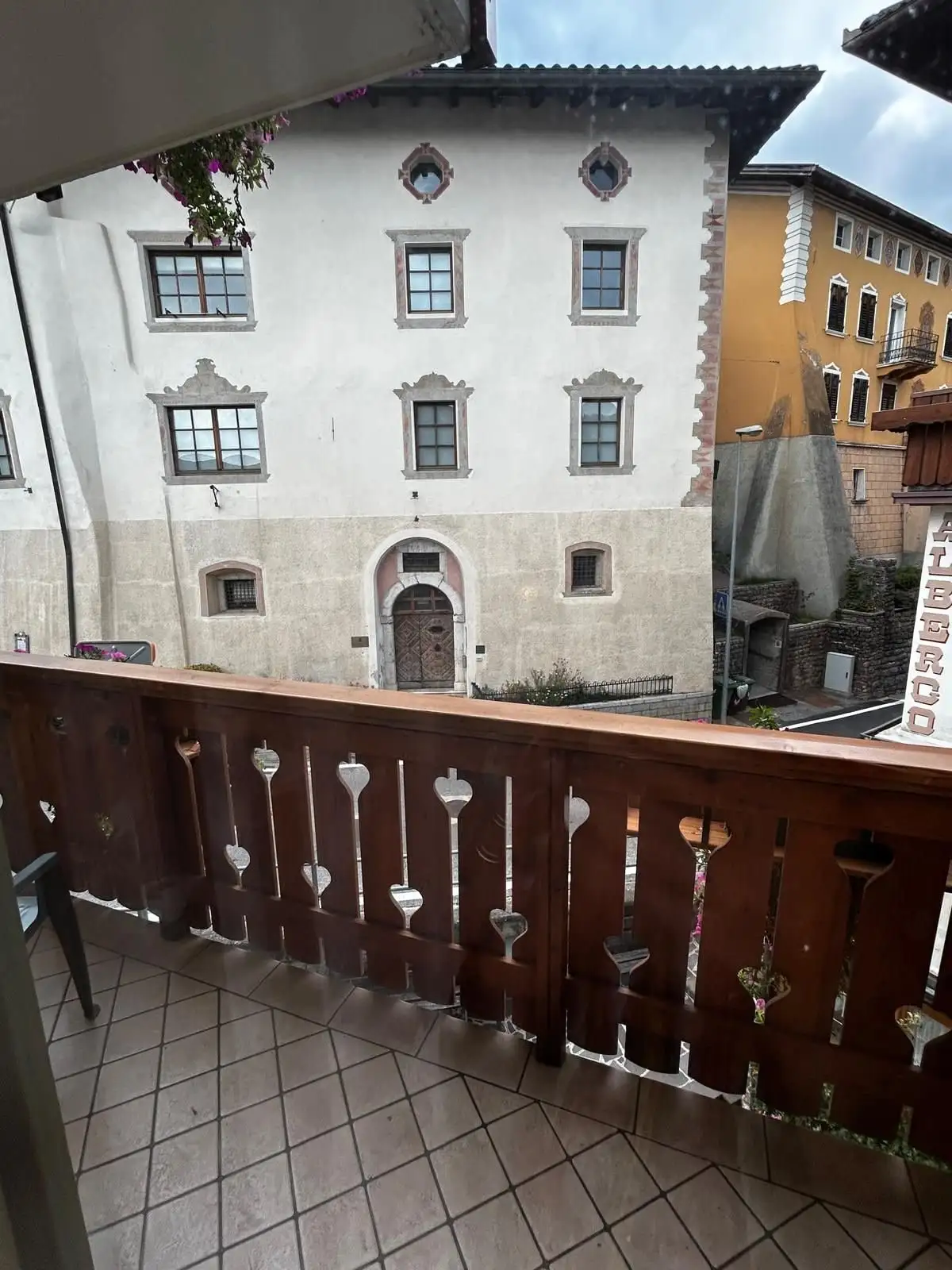 Il balcone di una camera in dependance affacciato sul paese