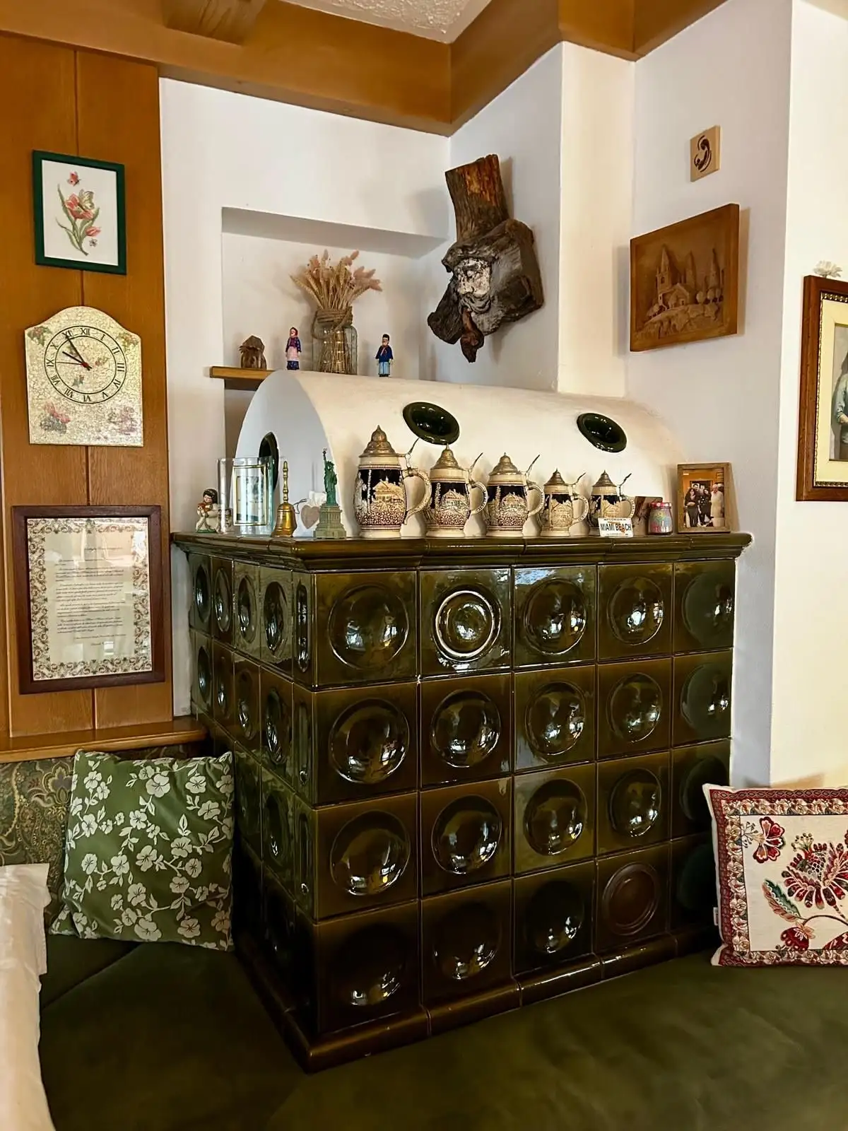 La stufa e le poltrone nella hall dell’Alpina