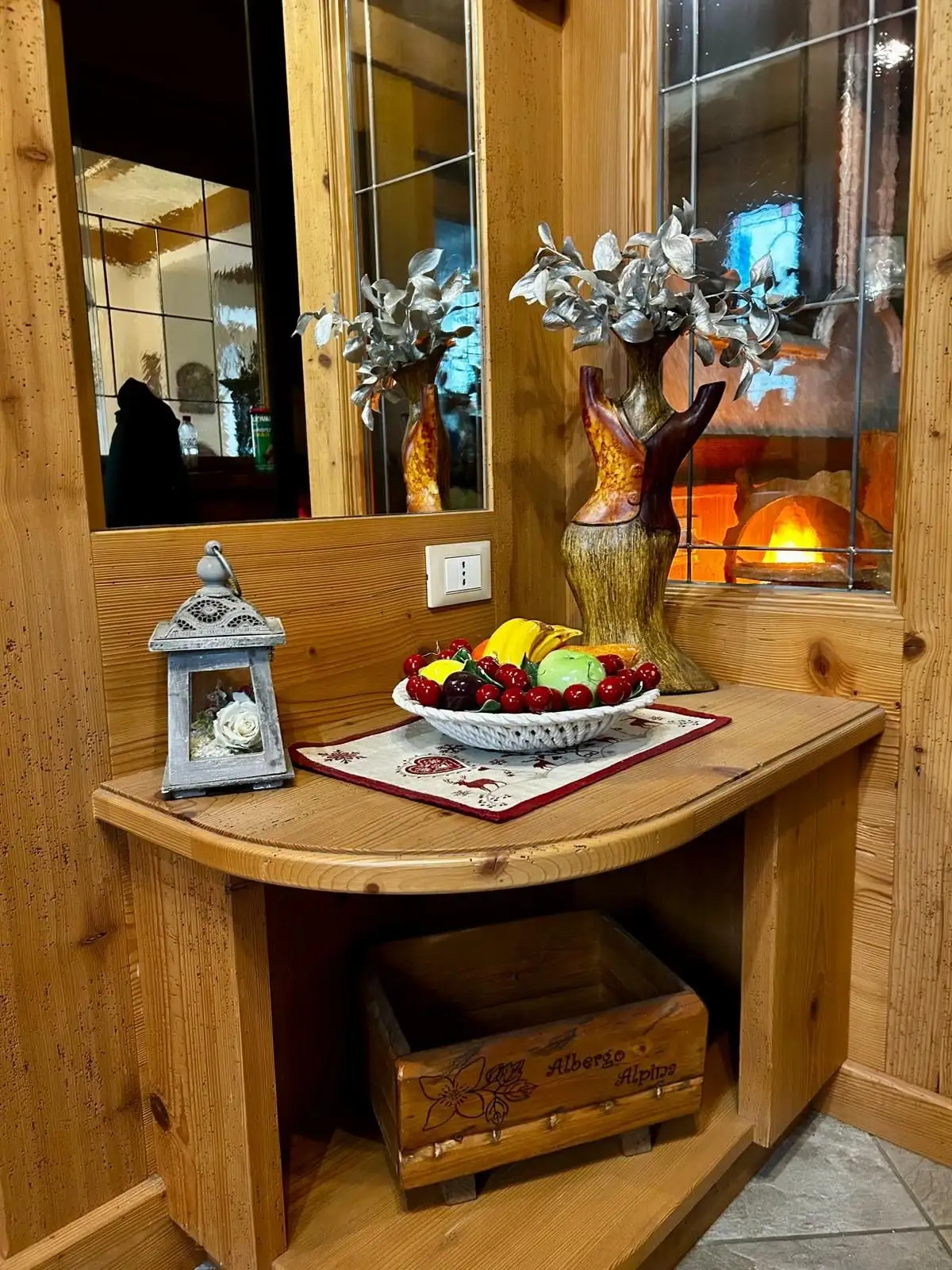 Un tavolino con frutta e decorazioni in legno nella hall
