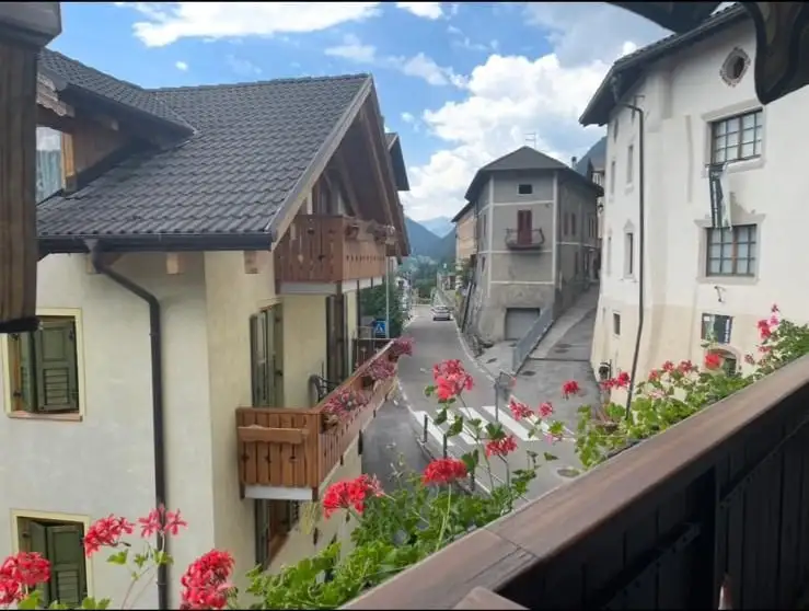 La terrazza affacciata sulle case di Castello Tesino