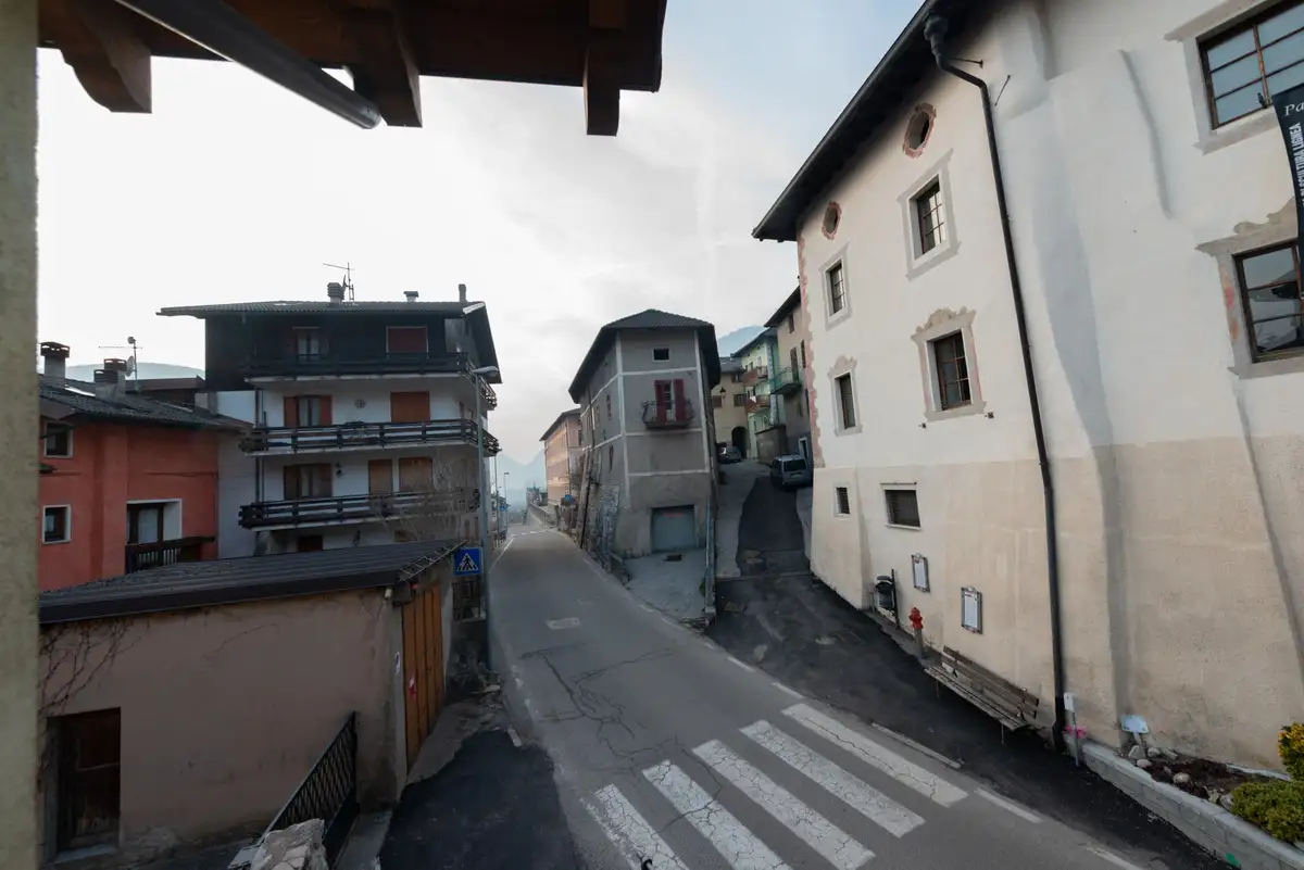 La via del paese tra le case di Castello Tesino